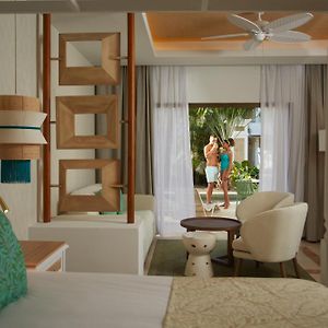 Suite Junior Deluxe con Vistas a la Piscina